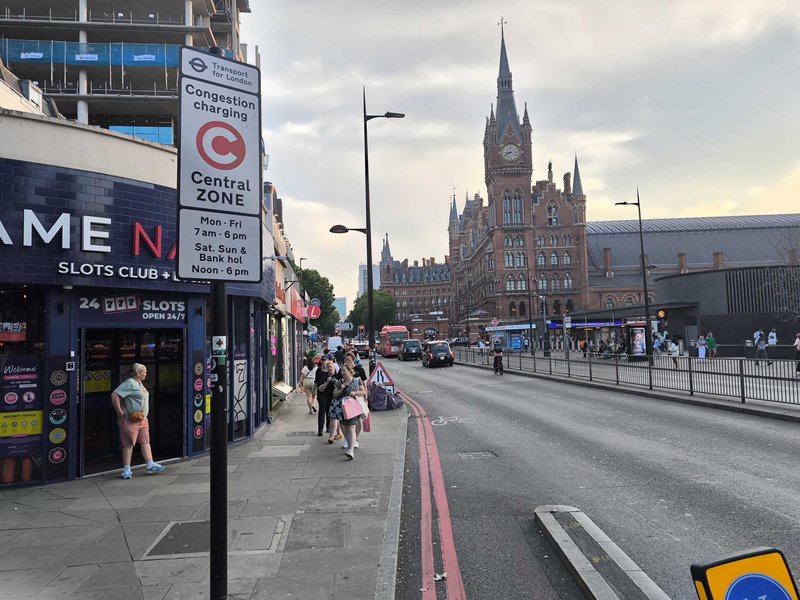 Recht bekannt ist die Londoner Innenstadtmaut, deren Zonen Schilder wie dieses am Bahnhof King's Cross markieren. (Foto: SP-X)
